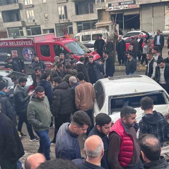 Otomobil park halindeki araçlara çarptı: 1'i ağır 3 yaralı