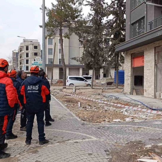 Paralarını alamadıklarını iddia eden 2 işçi binanın çatısına çıktı