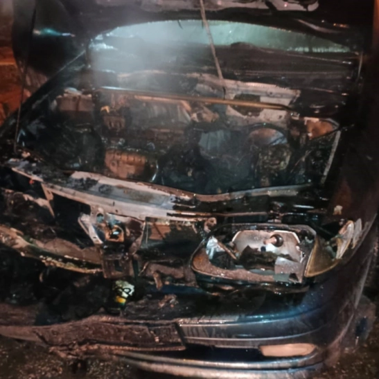 Park halindeki otomobil alev alev yandı