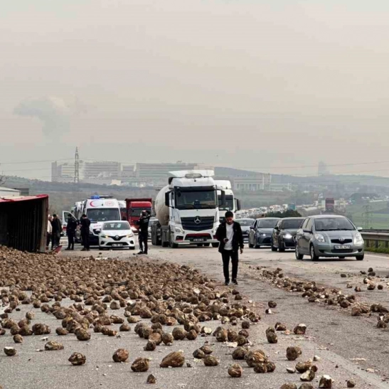 Şeker pancarı yüklü tır 2 araca çarpıp devrildi: 1’i ağır 5 yaralı