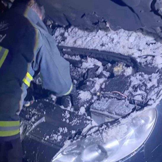 Seyir halindeyken yanan aracın motoruna karla müdahale