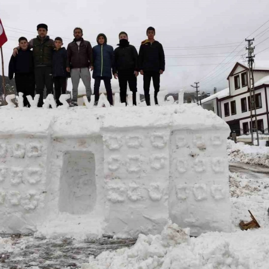 Şimdi de tarihi valilik binasını köylerine taşıdılar