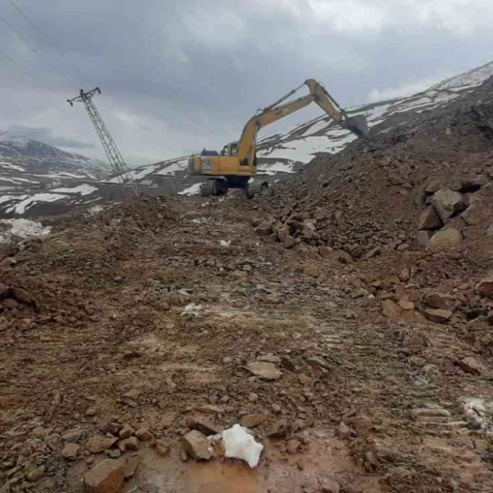 Solhan'da heyelan ve yol çökmesine karşı yoğun mesai