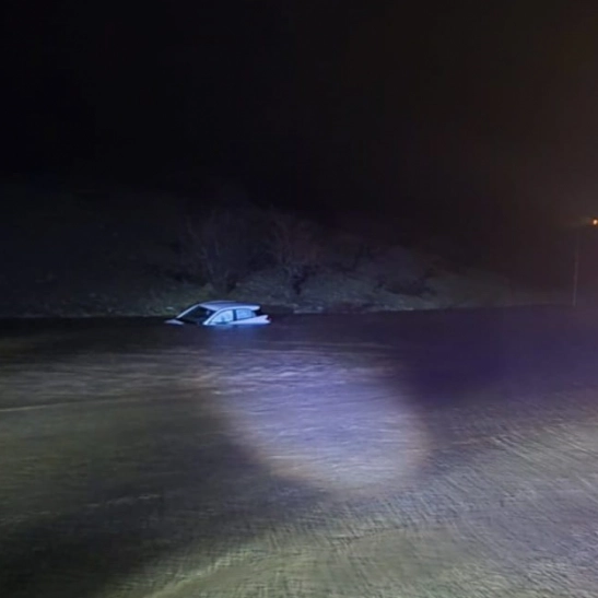 Suya gömülen araçta 1 kişi yaralandı