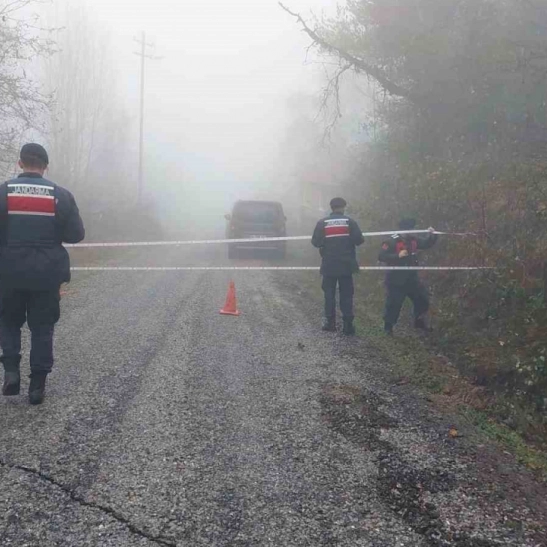 Türkeli’de heyelan nedeniyle köy yolu ulaşıma kapandı