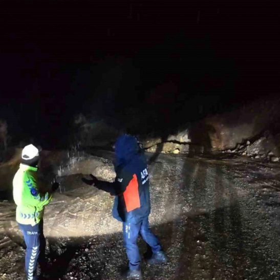 Tut ilçesinde korkutan heyelan: 2 ev tahliye edildi