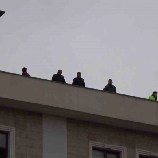Valilik binasına çıkarak intihar teşebbüsünde bulunan şahıs ikna edildi
