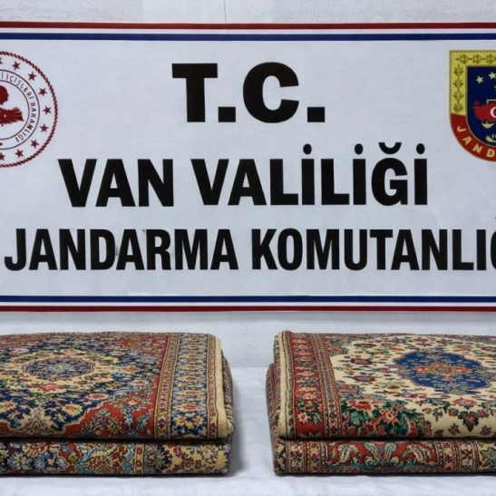 Van'da 1 milyon 200 bin TL değerinde gümrük kaçağı 2 adet halı ele geçirildi