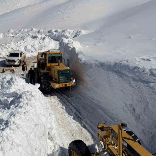 Van'da 3 bin 300 rakımlı mezra yolunda karla mücadele sürüyor