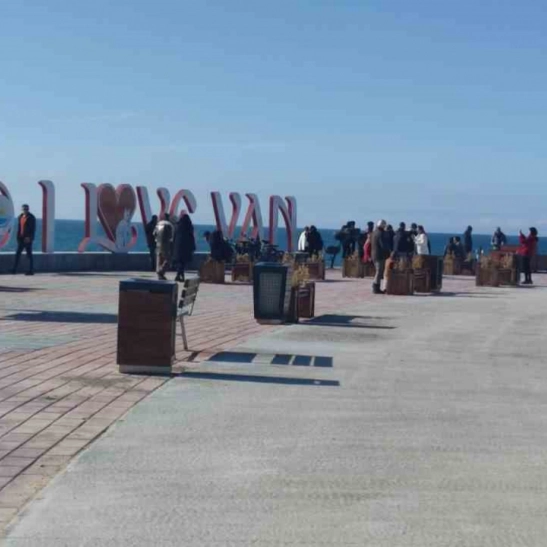 Van'da bahar havası: Vatandaşlar sahile akın etti