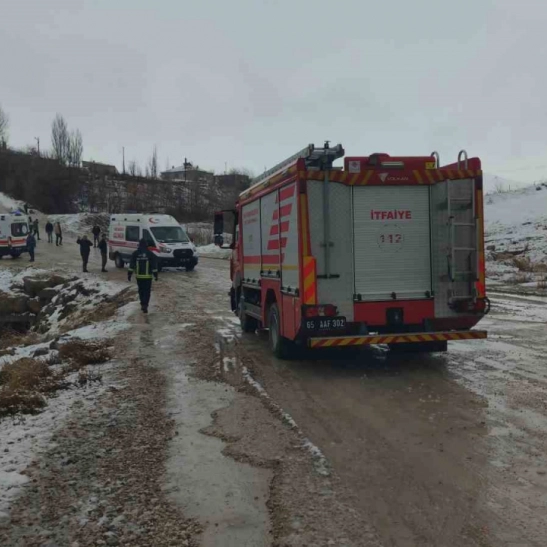 Van'da otomobil dereye uçtu: 3 yaralı