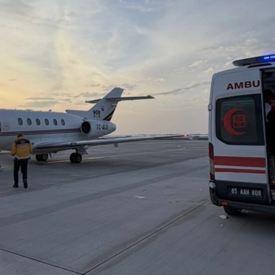 Van'da uçak ambulans bebek hastalar için havalandı