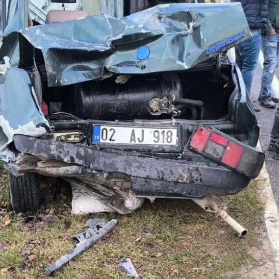 Yayaya yol vermek isterken çarpıştılar: 3 yaralı