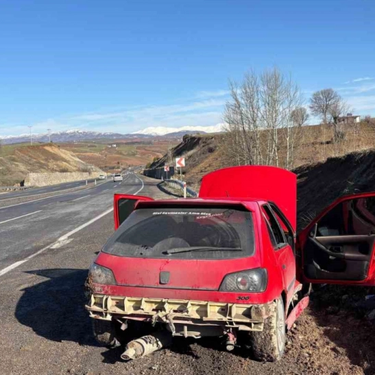 Yolda oluşan çukur kazaya neden oldu: 2 yaralı