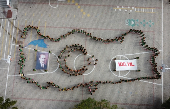 100 öğrenci ile 100. yıl koreografisi oluşturuldu