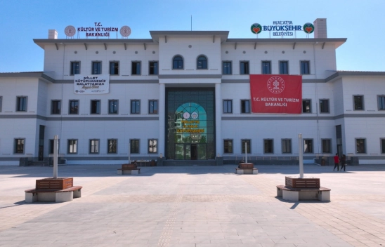 100. Yıl İl Halk Kütüphanesi'ne Öğrencilerden Tam Not