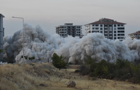 13 katlı ağır hasarlı bina, patlayıcı kullanılarak yıkıldı