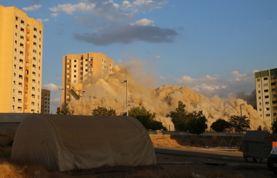 2 bina patlayıcıyla yıkıldı