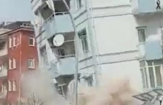 5.6'lık depremde binaların yıkılma anı kameraya yansıdı