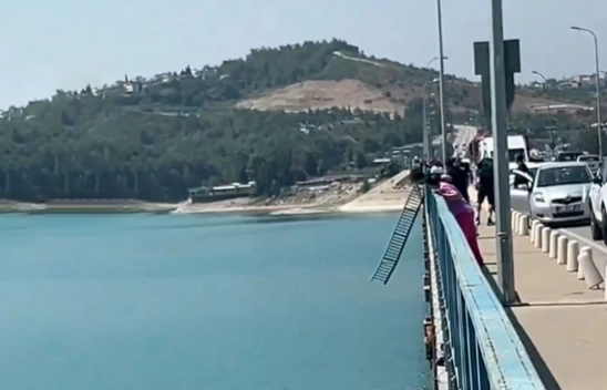 Adana'da otomobil göle düştü: 2'si çocuk 4 kişi kayıp