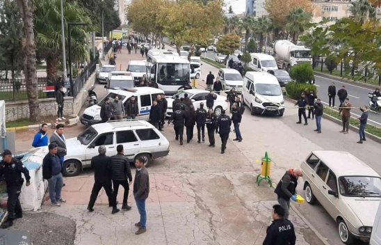 Adliye önünde silahlı, baltalı ve bıçaklı kavga: 4 yaralı