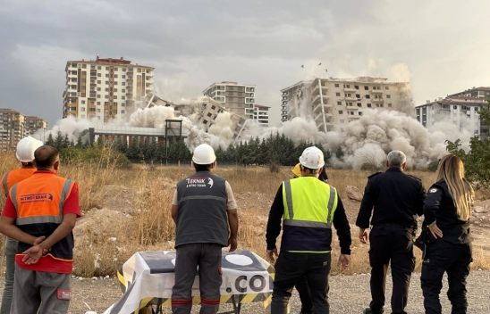 Ağır hasarlı 13 katlı 2 bina patlayıcı kullanılarak yıkıldı