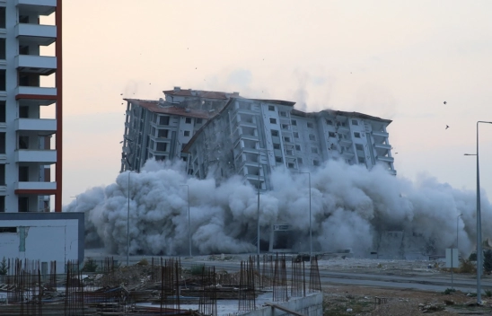 Ağır hasarlı 15 katlı 2 bina patlayıcı kullanılarak yıkıldı