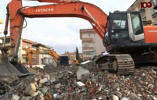 Ağır hasarlı binaların yıkımı sürüyor