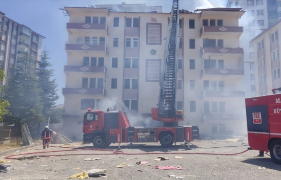 Ağır hasarlı binanın çatısında çıkan yanın söndürüldü