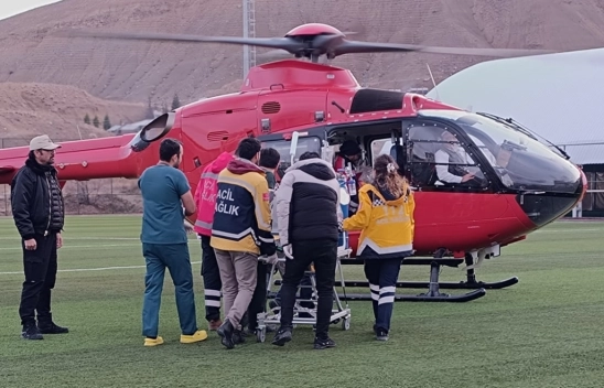 Ambulans helikopter erken doğan bebek için havalandı