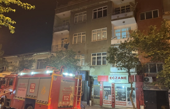 Apartmanda çıkan yangında 2 kişi dumandan etkilendi