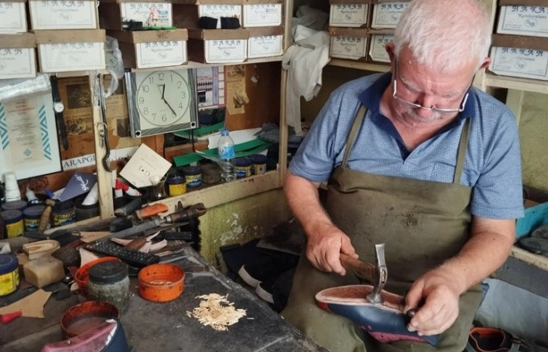 Arapgir'in 55 yıllık ustası: Tahta çivili ayakkabı geleneğini yaşatıyor