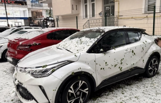 Ardahan'ı Dolu Vurdu: Araçlar Beyaza Büründü!