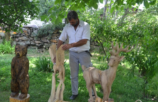 Atık Ağaçlar Onun Elinde Sanat Eserine Dönüşüyor