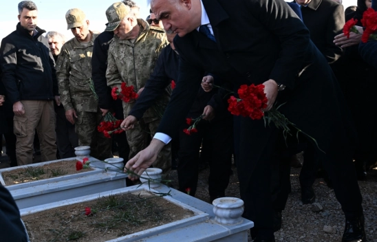 Bakan Ersoy, Malatya'da depremde hayatını kaybedenlerin mezarlarını ziyaret etti