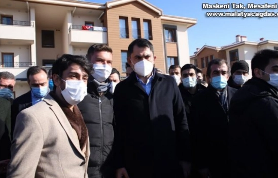 Bakan Kurum, deprem konutlarını inceledi
