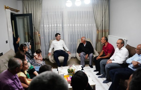 Bakan Kurum Depremzede Ailenin Misafiri Oldu