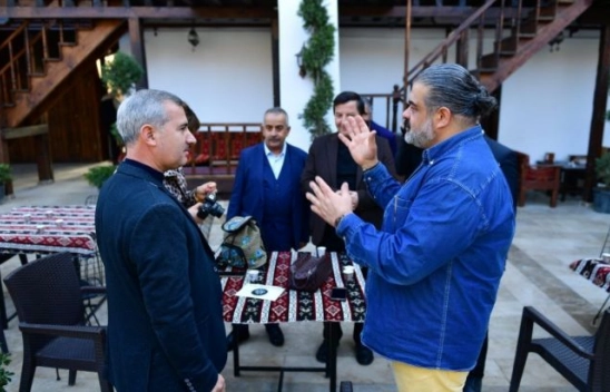 Başkan Çınar, sanatçıları tarihi konakta ağırladı