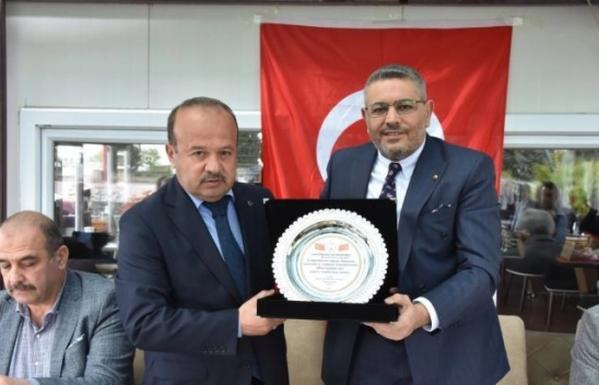 Başkan Sadıkoğlu'na oto galericilerinden teşekkür plaketi