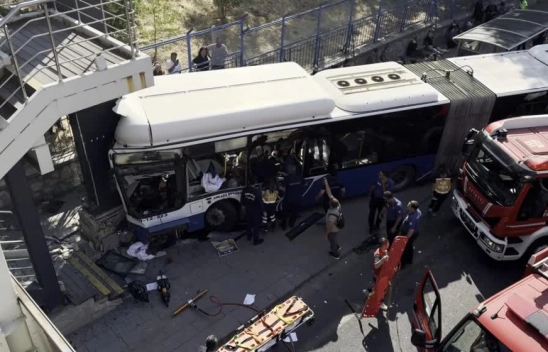 Başkentte Korkutan Kaza: 20 Yaralı, EGO Otobüsü Bariyere Çarptı
