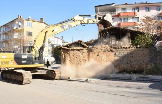 Battalgazi'deki metruk binalar tek tek yıkılıyor