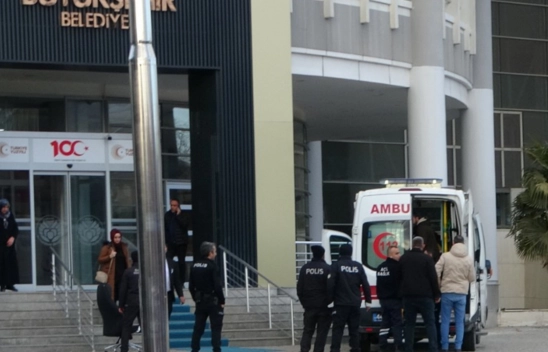 Bıçaklı saldırıda yaralanan genç belediyeye sığındı