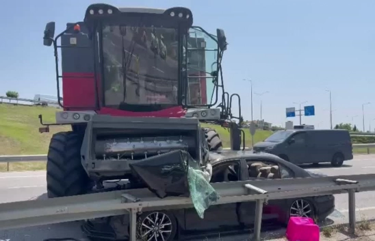 Biçerdöverle çarpışan otomobildeki 2 kişi yaralandı