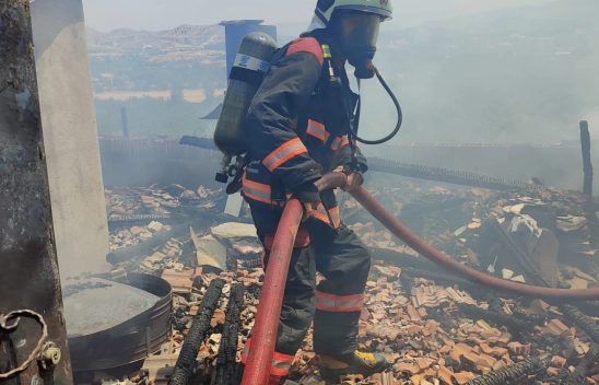 Binanın çatısında çıkan yangın söndürüldü