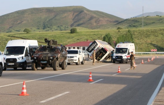 Bingöl'de devrilen yolcu otobüsündeki 3 kişi ağır yaralandı