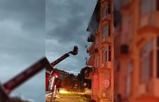 Çıkan yangında bina sakinleri mahsur kaldı