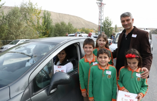 Cumhuriyet'in 100. yılı dolayısıyla sürücülere kayısı ikram etti