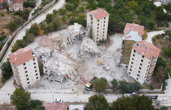 Darende'de ağır hasarlı binaların yıkımı sürüyor