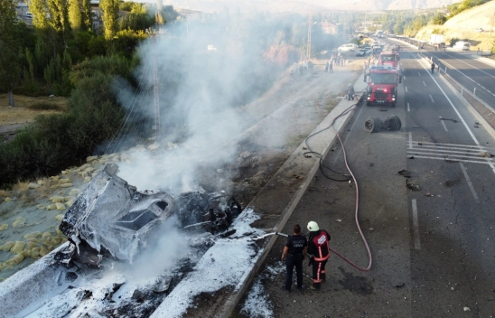 Darende'de Feci Kaza: Freni Boşalan Tır Duvara Çarptı, Alev Aldı