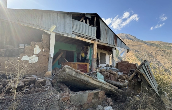 Depremde ayağının üstüne duvar devrilen kişi hastaneye kaldırıldı